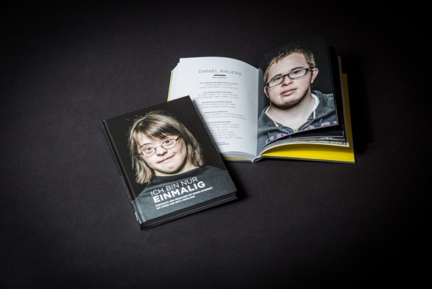 Cover und Innen-Seite des Buches ICH BIN NUR EINMALIG, Foto: Katja de Bragança Cover und Innen-Seite des Buches ICH BIN NUR EINMALIG, Foto: Katja de Bragança