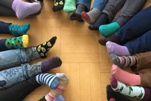 Warum tragen viele Menschen am Welt-Down-Syndrom-Tag 2 verschiedene Socken?