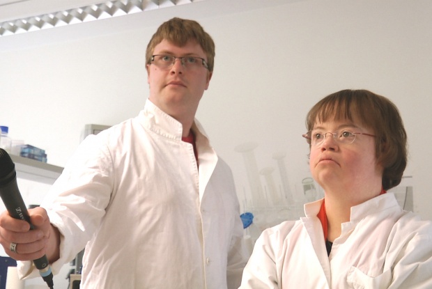 Julia Bertmann und Ansgar Peters im Chromosomen-Labor, Bild: Farbfilmer Julia Bertmann und Ansgar Peters im Chromosomen-Labor