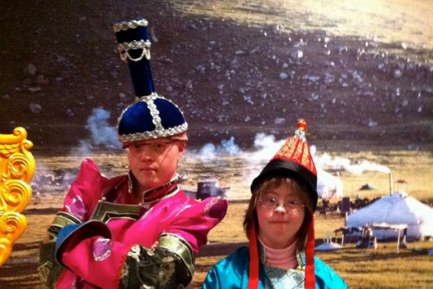 Johanna von Schönfeld und Verena Günnel in der Mongolei-Ausstellung, Bild: Katja de Bragança Johanna von Schönfeld und Verena Günnel in der Mongolei-Ausstellung