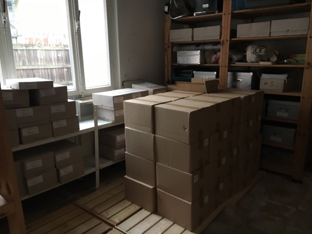 Kisten mit Büchern im Lager, Foto: Katja de Bragança