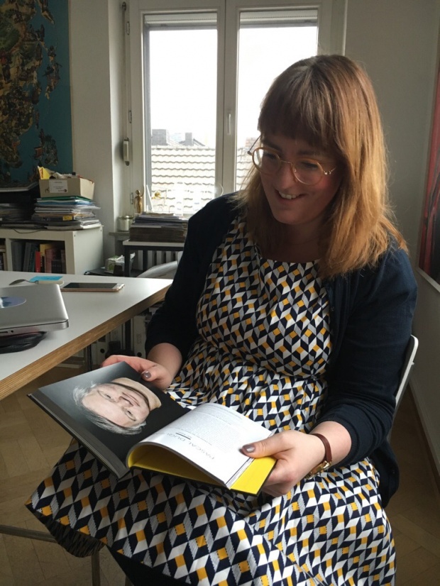 Anne Leichtfuß liest das Buch Ich bin nur einmalig, Foto: Katja de Bragança