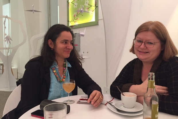 Henriette Pleiger und Katja de Bragança im Origami-Café der Bundeskunsthalle