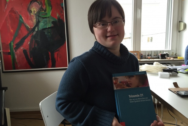 Anna-Lisa Plettenberg mit dem neuen Buch von André Zimpel, Foto: Anne Leichtfuß Anna-Lisa Plettenberg mit dem neuen Buch von André Zimpel